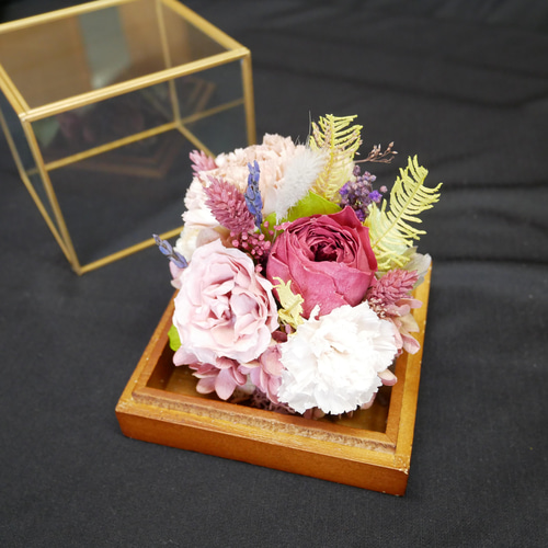 インテリアやギフトにも：プリザーブドフラワーのガラスケース