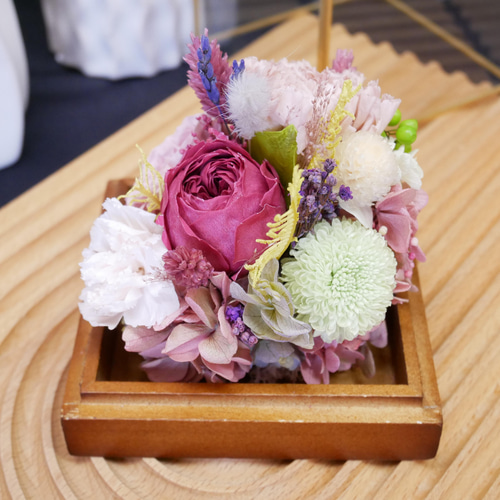 インテリアやギフトにも：プリザーブドフラワーのガラスケース