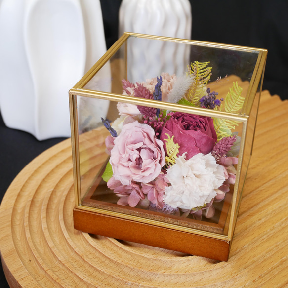 インテリアやギフトにも：プリザーブドフラワーのガラスケース