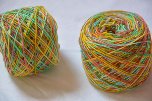 手染め糸　ファインウール　ソックヤーン　green　yellow　Red  nijiyarn 1枚目の画像