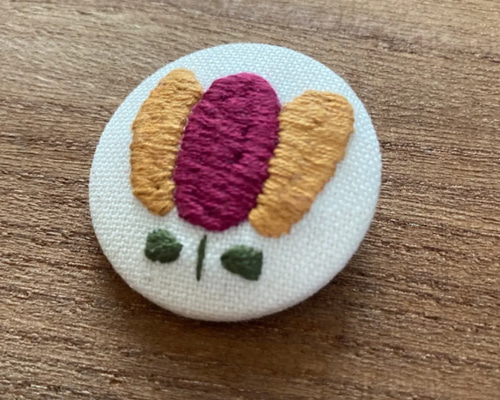 チューリップ 刺繍 くるみボタン ブローチ ブローチ ぎゅうにゅうぱん