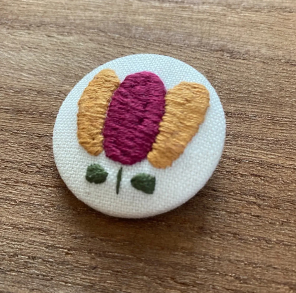 チューリップ 刺繍 くるみボタン ブローチ ブローチ ぎゅうにゅうぱん