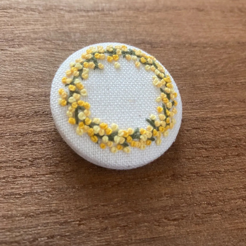 ミモザ 刺繍 くるみボタン ブローチ ブローチ ぎゅうにゅうぱん