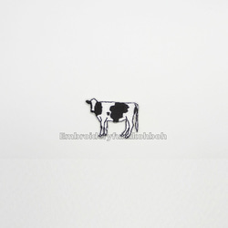 牛の刺繍ワッペン　ミニ 1枚目の画像