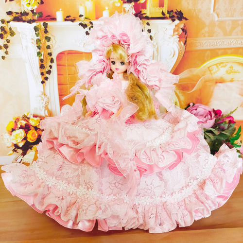 フリル付きピンクドレスの人形