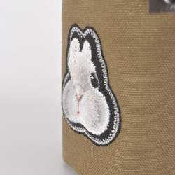 ふんわりうさぎ刺繍（ネザーランドドワーフ・グレー）プランターカバー・小物入れ〈生地色カーキ〉 5枚目の画像