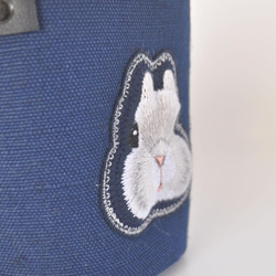 ふんわりうさぎ刺繍（ネザーランドドワーフ・グレー）プランターカバー・小物入れ〈生地色ネイビー〉 2枚目の画像