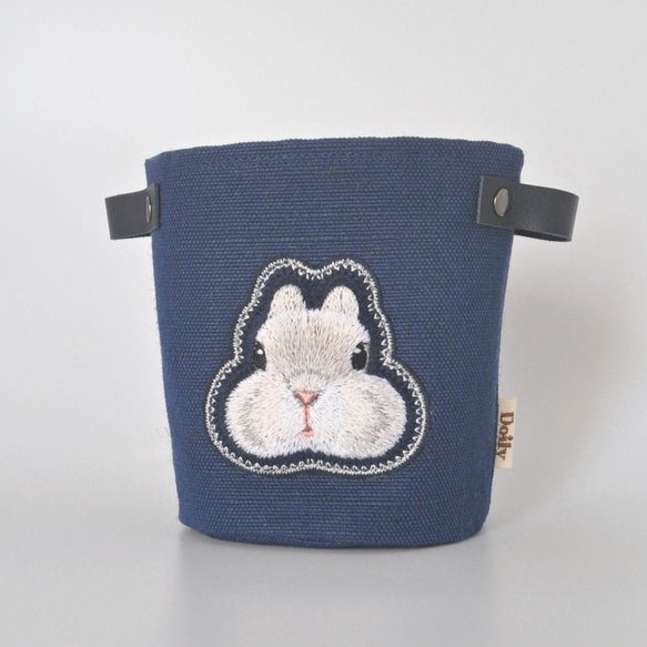 ふんわりうさぎ刺繍（ネザーランドドワーフ・グレー）プランターカバー・小物入れ〈生地色ネイビー〉 1枚目の画像