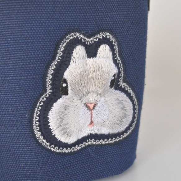 ふんわりうさぎ刺繍（ネザーランドドワーフ・グレー）プランターカバー・小物入れ〈生地色ネイビー〉 4枚目の画像