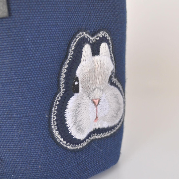 ふんわりうさぎ刺繍（ネザーランドドワーフ・グレー）プランターカバー・小物入れ〈生地色ネイビー〉 3枚目の画像