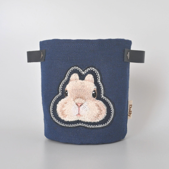 ふんわりうさぎ刺繍（ネザーランドドワーフ・フォーン）プランターカバー・小物入れ〈生地色ネイビー〉 1枚目の画像