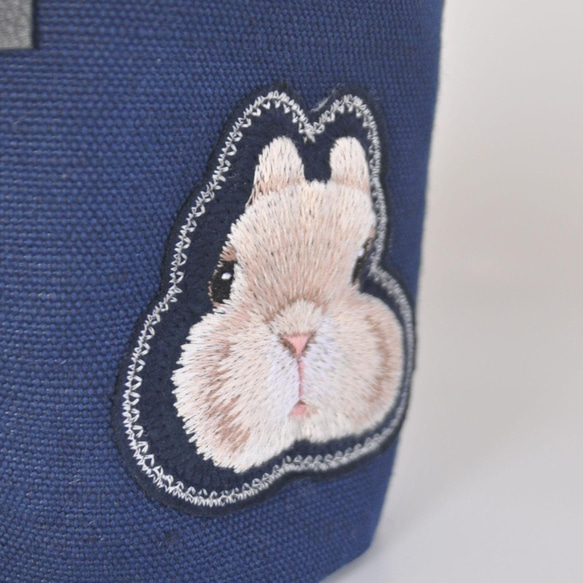 ☆半額セール☆ふんわりうさぎ刺繍（ネザーランドドワーフ・フォーン）プランターカバー・小物入れ〈生地色ネイビー〉 4枚目の画像