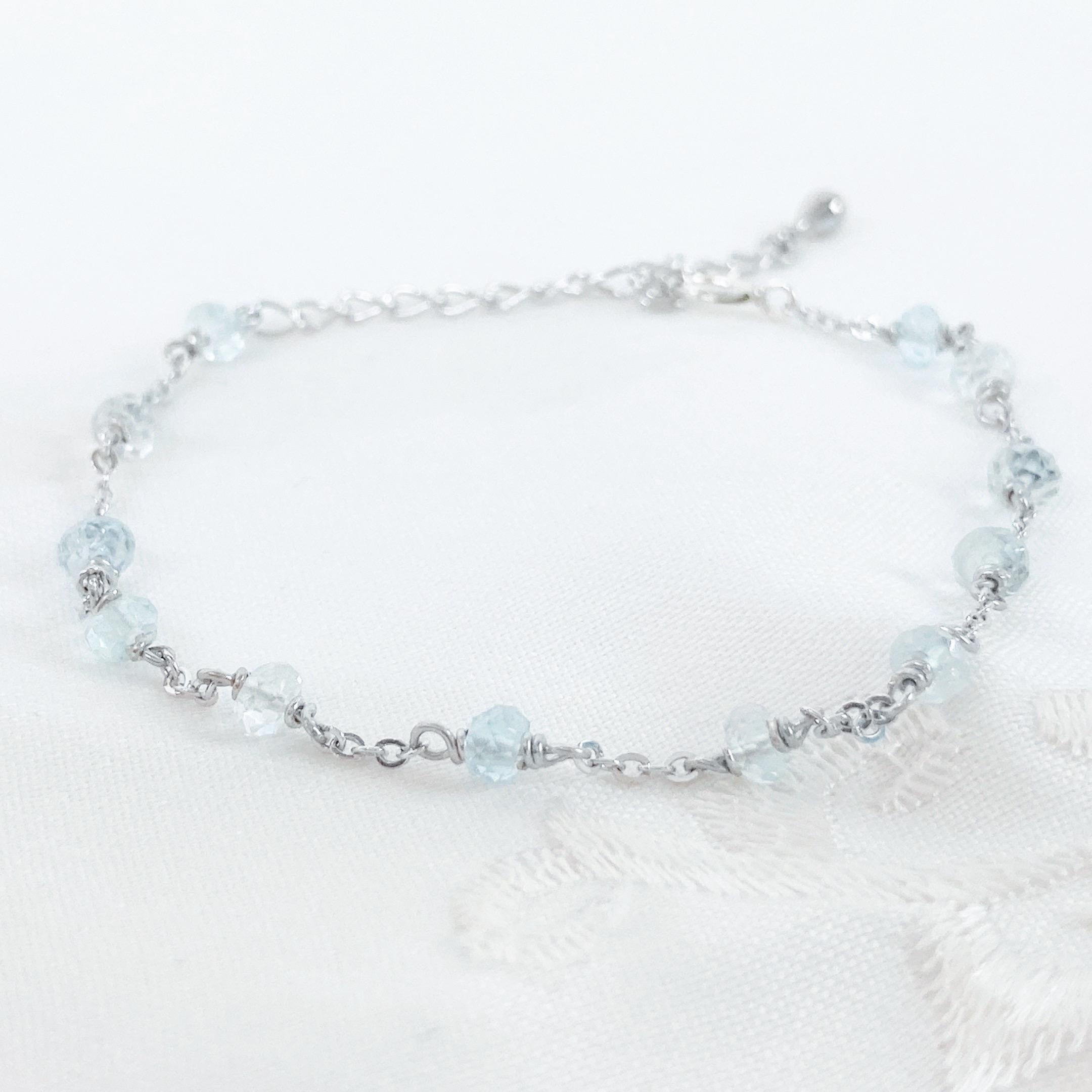 凛としたアクアマリンのシルバーチェーンブレスレット 3月誕生石 天然 ジュエリー 海 水色 ペールブルー ステーション