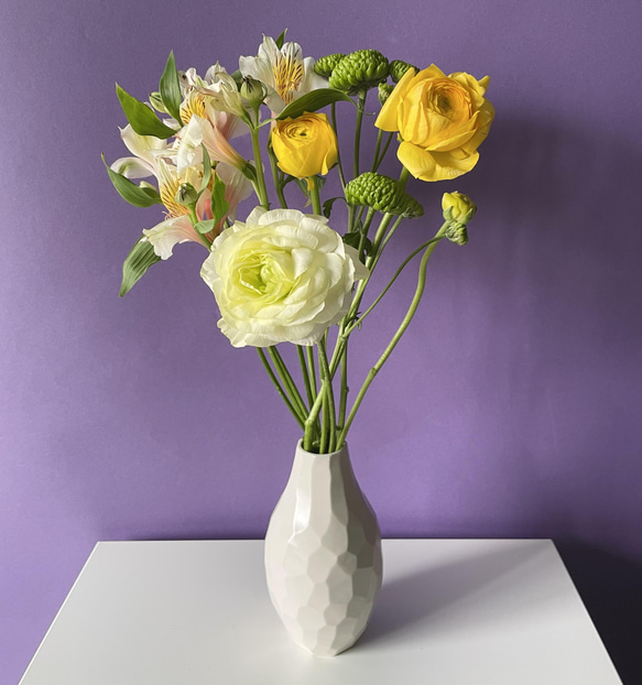 花器 花瓶 (白）Vase (white) 陶磁器製　 1枚目の画像