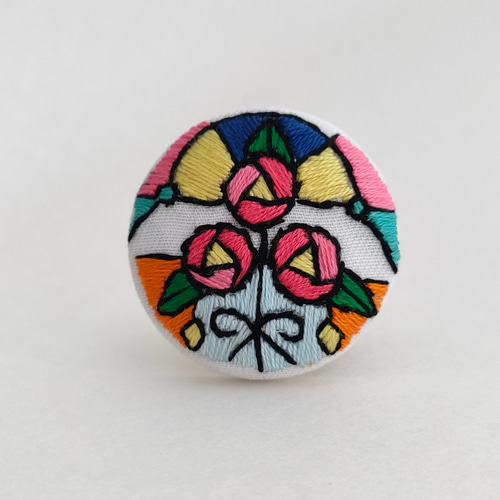 ピンクのバラのステンドグラス風刺繍ブローチ ブローチ かな