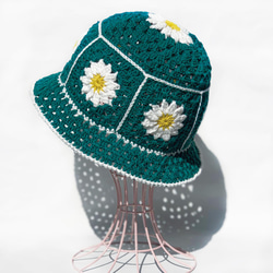 【クロシェハット】かぎ針編みのクロシェ お花のバケットハット グリーン 2枚目の画像
