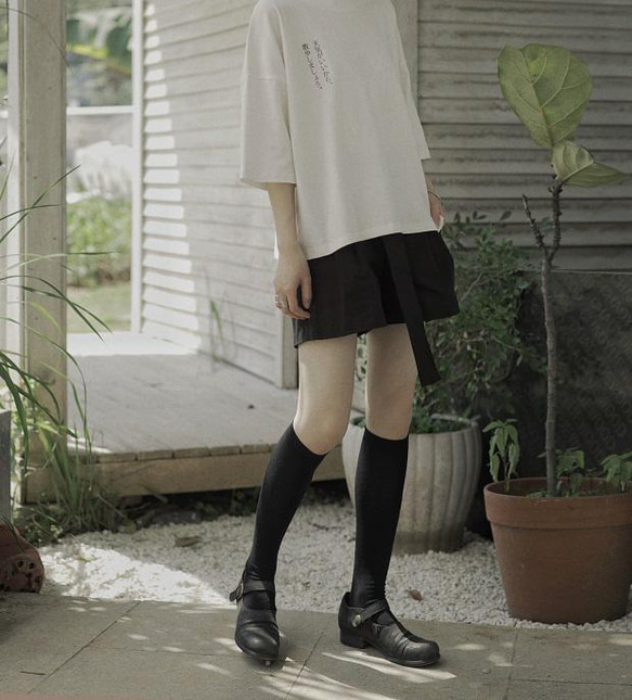 白色 散步T恤 日系學院少女風圓領落肩袖寬鬆短袖上衣 舒適隨意 第16張的照片