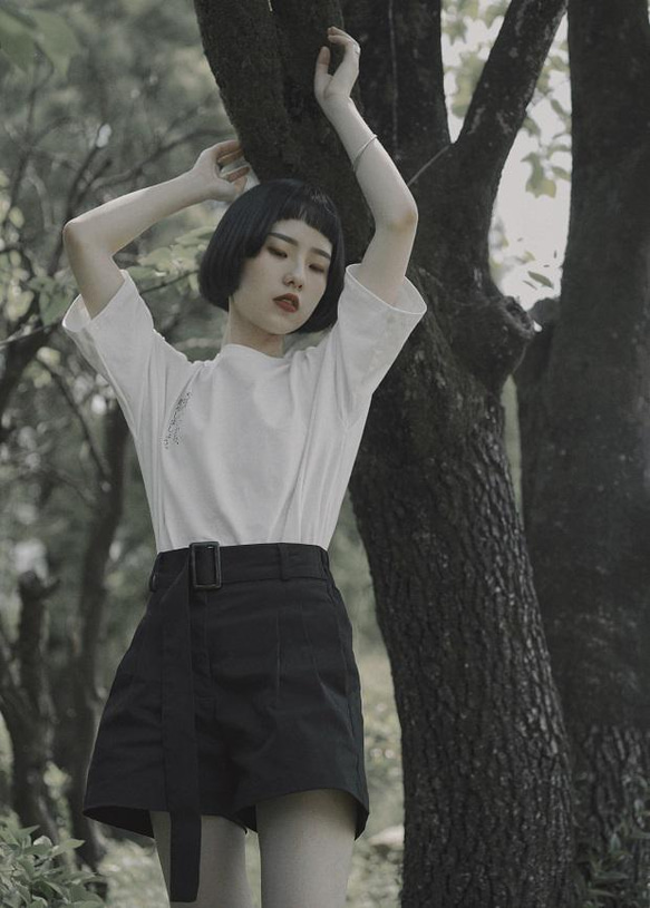 白色 散步T恤 日系學院少女風圓領落肩袖寬鬆短袖上衣 舒適隨意 第11張的照片