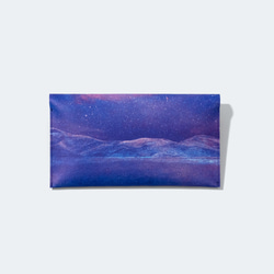 [預售] 描繪夜空和融雪山脈的扁平小袋 第3張的照片