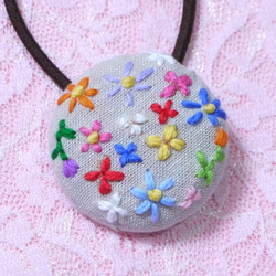 野の花 ❀ 刺繍 ヘアゴム ＊ くるみボタン 5枚目の画像