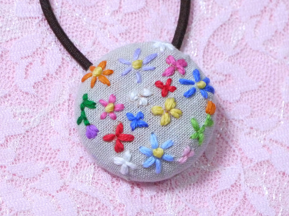 野の花 ❀ 刺繍 ヘアゴム ＊ くるみボタン 5枚目の画像