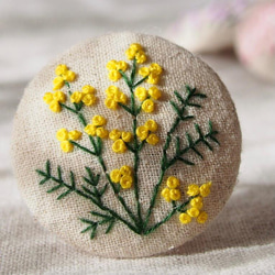 刺繍ブローチ 綿麻 春の花 ヘアゴム可 2枚目の画像