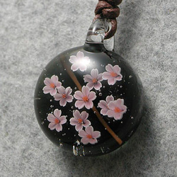 桜咲く とんぼ玉 ガラス ネックレス No2083 4枚目の画像