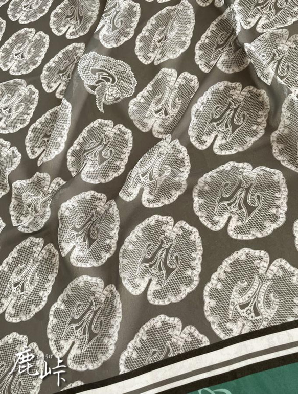 レース模様の様な『脳柄』シフォンスカーフサイズ95×95cm(ペールオリーブ系) 6枚目の画像