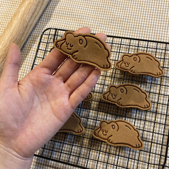 横になっている熊のぬいぐるみクッキー型・クッキーカッター/だるい熊クキトゥル/感性ベーキング 4枚目の画像