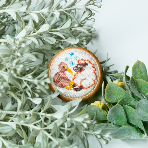 [専用　こり様]くるみボタン 刺繍 フェルト チャーム ウッドリング 羊とキウイと南十字星 ニュージーランド animals刺繍くるみボタン