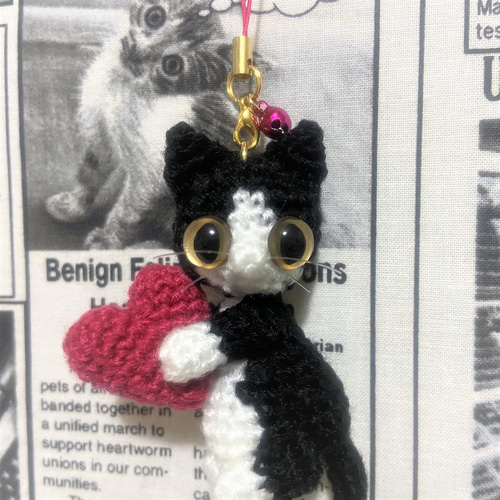 ハチワレ黒猫のハートあみぐるみ♡キーホルダー・ストラップ・ボール