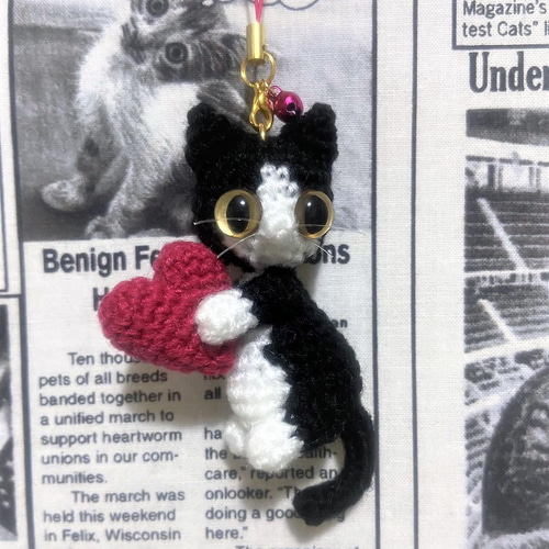 ハチワレ黒猫のハートあみぐるみ♡キーホルダー・ストラップ・ボール