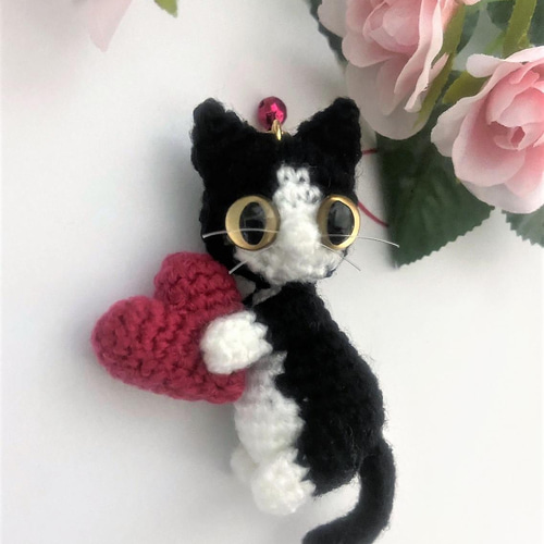ハチワレ黒猫のハートあみぐるみ♡キーホルダー・ストラップ・ボール