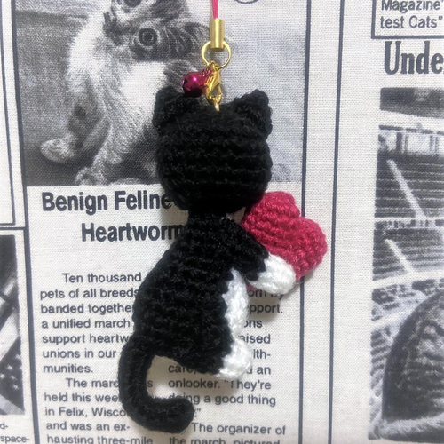 ハチワレ黒猫のハートあみぐるみ♡キーホルダー・ストラップ・ボール