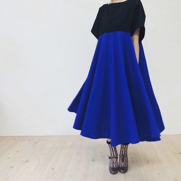 [再次上架]「亞麻的奢華使用。一件在風中搖曳的喇叭洋裝。 ’秋冬藍色喇叭連身裙 第2張的照片