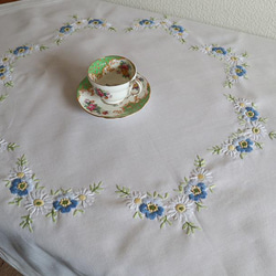 ドイツの手仕事/ディジーと水色のお花の手刺繍 コットン100%生地 (ヴィンテージ テーブルクロスサイズ リメイク素材) 3枚目の画像