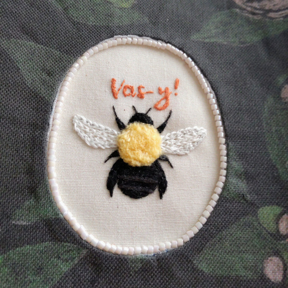 手刺繍のブックカバー　✿ 乙女椿と蜂 ✿ 4枚目の画像