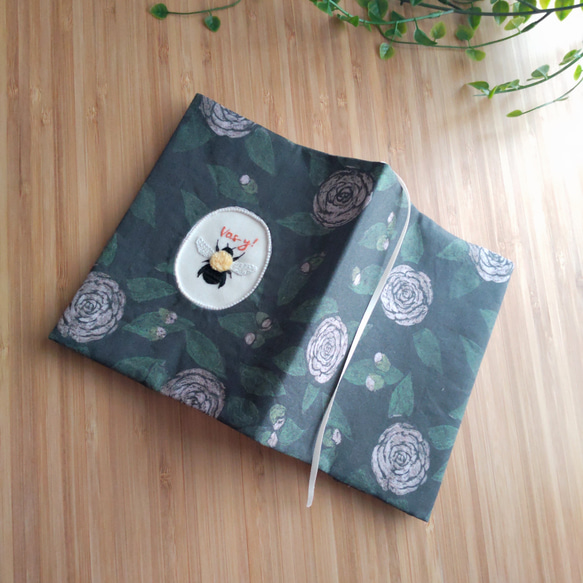 手刺繍のブックカバー　✿ 乙女椿と蜂 ✿ 1枚目の画像