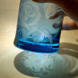 「バラ」ブルー　ロックグラス　サンドブラスト 7枚目の画像