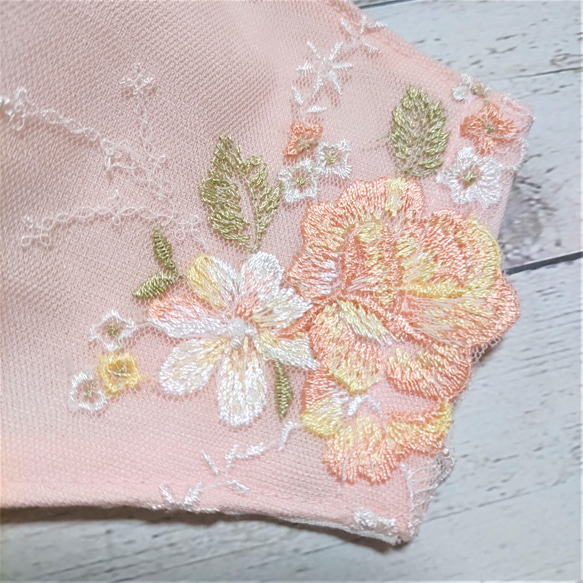 立体マスク　チュールレース　可愛い薔薇と小花　刺繍　大きめ 3枚目の画像