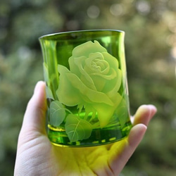 「バラ」グリーン　ロックグラス　サンドブラスト 1枚目の画像