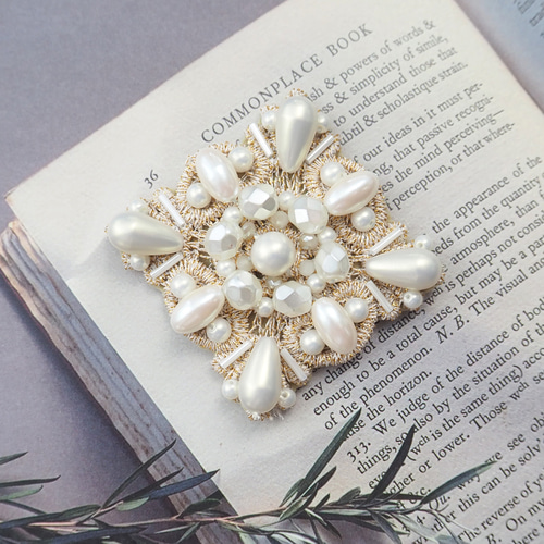 上品パールの煌めきスクエアブローチ｜セレモニーに華を添える