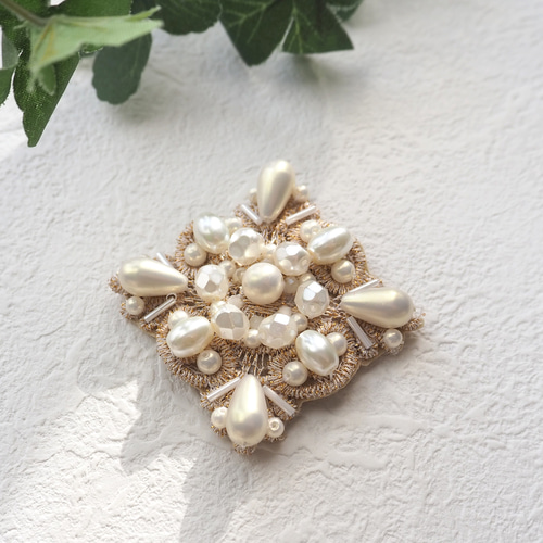 上品パールの煌めきスクエアブローチ｜セレモニーに華を添える