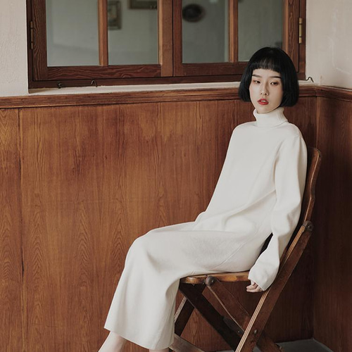 美品✨モラビト　24AW　タートル ニットワンピース　ラメ　定価75900円　白 ふわふわ柔らか ハイネック ロングニットワンピース （ロング