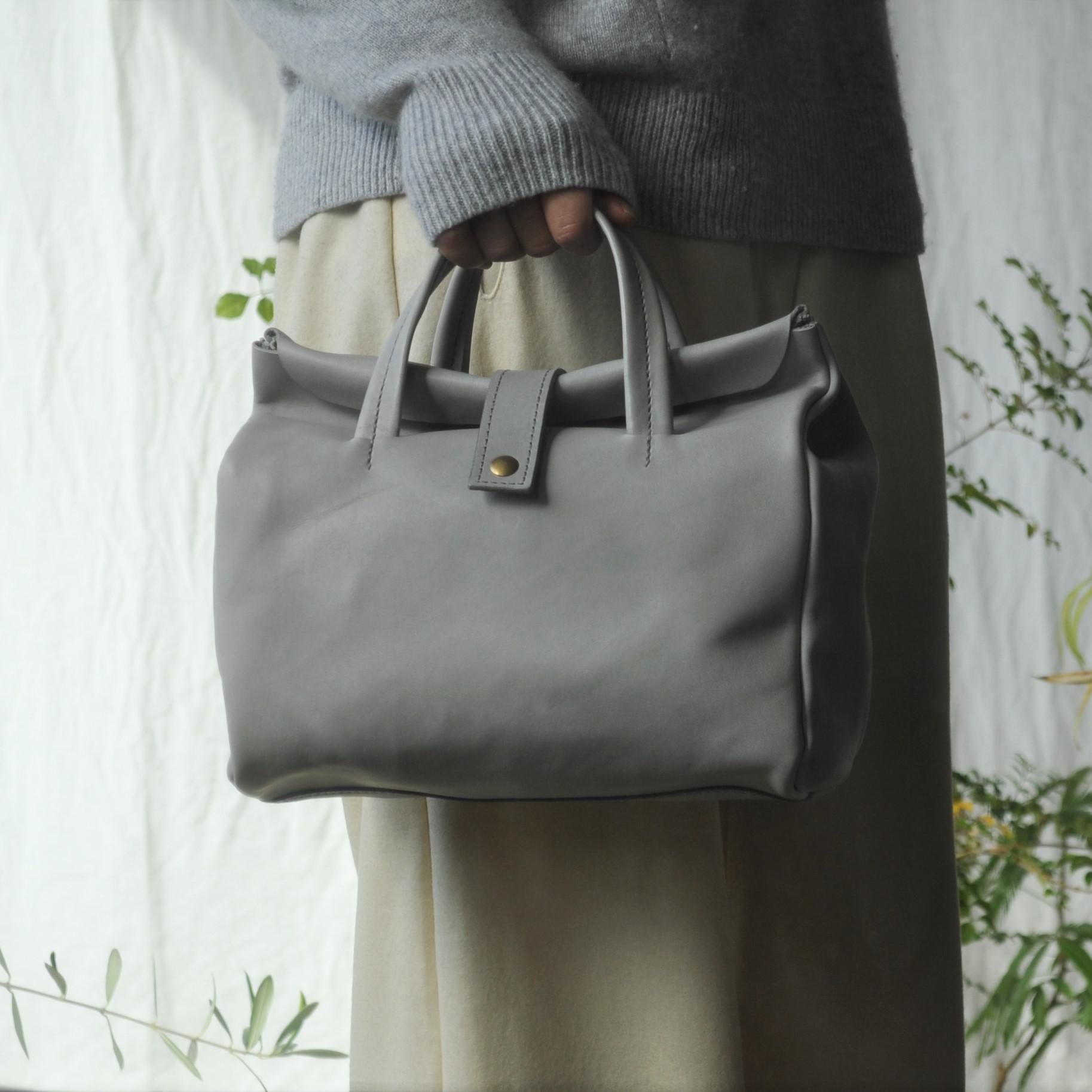 almost white | 革のロールバッグ