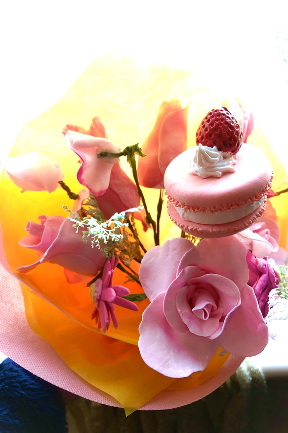 送料無料　【マカロンピック付き】〜お祝いに〜　枯れない、そのまま飾れる　フェイクフラワー花束 14枚目の画像