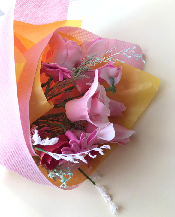 送料無料　【マカロンピック付き】〜お祝いに〜　枯れない、そのまま飾れる　フェイクフラワー花束 5枚目の画像