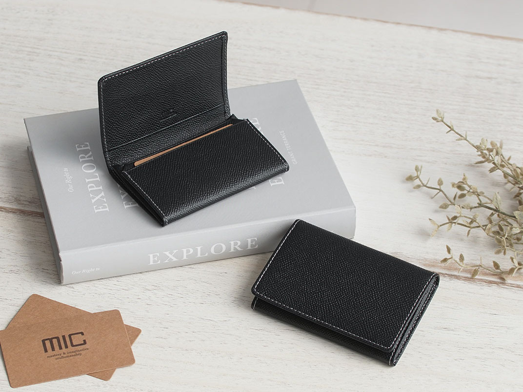 【刻印可】出し入れスムーズ、傷汚れも付きにくい　風琴マチ名刺入れ　エンボス　MH0371