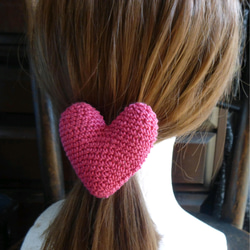 手編みのピンクハートのヘアゴム（送料無料） 3枚目の画像
