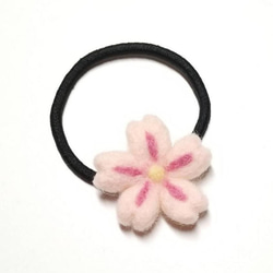 ぷっくり桜の花のヘアゴム 羊毛フェルト 雛祭り 髪飾り 1枚目の画像